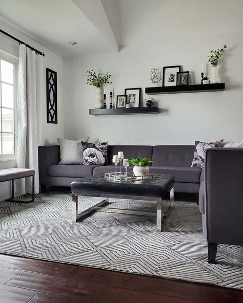 Dark Grey Couch Styling Color Schemes, Dark Floor Living Room, Dark Wood Floors Living Room, Dark Grey Couch Living Room, Dark Grey Couches, Gray Couch, Couch Styling, Grey Couch, Grey Couch Living Room