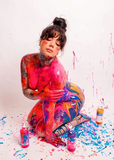 Creative Photoshoot Ideas Women, Messy Paint Photoshoot, Painted Body Photoshoot, Body Paintings Female Model, Creative At Home Photoshoot Ideas, Paint On Body Photography, Artistic Poses Photography, Body Painting Aesthetic, Body Photoshoot Ideas