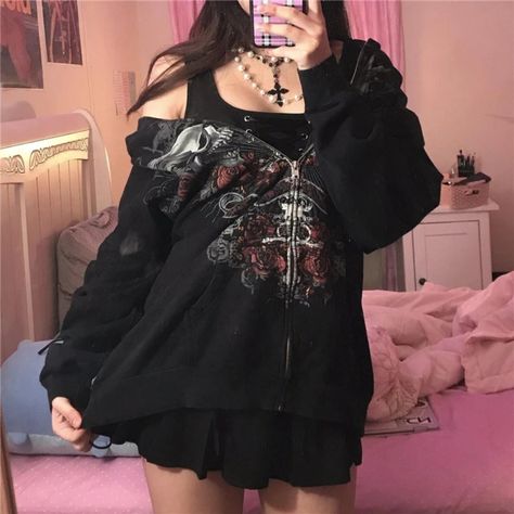 Embrace E-Girl Grunge Vibes With Our Maemukilabe Y2k Vintage Harajuku Grunge Baggy Sweatshirt! Featuring A Captivating Skull Graphic Print, This Zip-Up Hoodie Brings A Nostalgic Nod To 00s Retro Goth Fashion. Perfect For Mall Emo Enthusiasts And Anyone Looking To Make A Statement, This Sweatshirt Is The Epitome Of Edgy Style. Whether You're Hitting The Streets Or Chilling With Friends, This Baggy Sweatshirt Adds An Instant Cool Factor To Any Outfit. Elevate Your Wardrobe With Maemukilabe And Sho Styl Grunge, Hoodies Y2k, Estilo Emo, Look Grunge, Fall Streetwear, Harajuku Sweatshirt, Hoodie Y2k, Y2k Long Sleeve, Estilo Grunge