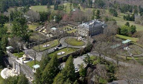 American estates.    Kykuit.  Sleepy Hollow, NY.  The Rockefeller family's hideaway outside NYC.  Many Rockefellers still live on the estate.  Gardening perfection. Kykuit Mansion, Sleepy Hollow Ny, Tarrytown New York, Usa New York, Theory Of Love, Family Estate, American Architecture, Chosen One, Sleepy Hollow