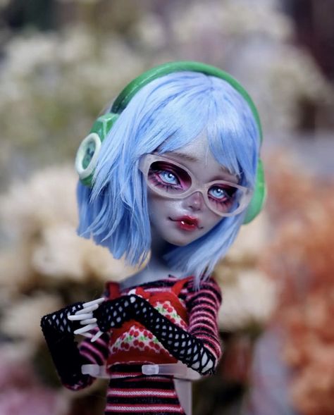 Hextian Dolls, Customized Dolls, Monster High Ghoulia, Doll Customs, Arte Monster High, Monster High Pictures, Drawing Photography, Personajes Monster High, Custom Monster High Dolls