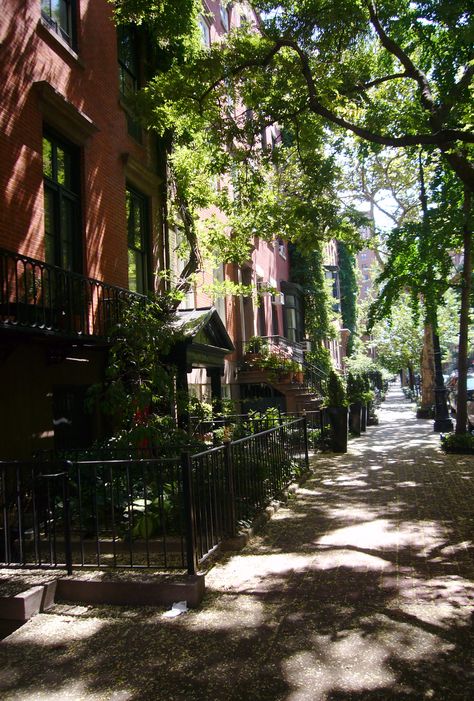 NYC. West 10th Street, Greenwich Village Walking Nyc, Apartment New York, Apartment City, Brownstone Homes, West Village Nyc, New York Manhattan, Trendy Apartment, Apartment Buildings, Ireland Landscape