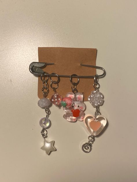 safety pin accessory made with a bunny pendant along with pink clear and white beads and a small silver swirl pendant add on. Handmade Keychains Diy, Keychains Diy, Handmade Keychains, Fairy Jewelry, Diy Pins, Kawaii Accessories, Miniature Crafts, Handmade Wire Jewelry, Diy Keychain