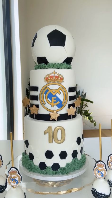 Real Madrid Theme Birthday Party, Football Cake Real Madrid, Real Madrid Party Ideas, Real Madrid Birthday Party Decoration, Real Madrid Cake Ideas, Pastel Real Madrid, Real Madrid Birthday Party, Real Madrid Birthday Cake, Fifa Cake