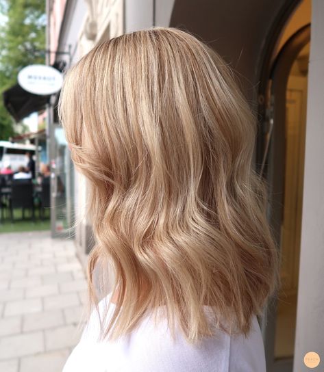 Fin beigeblond lob frisyr med härlig glans och lyster i håret - Peach Stockholm Peach Balayage, Blond Lob, Blonde Ideas, Beige Blond, Hair 2022, Identity Crisis, Oval Face Hairstyles, Blonde Hair Looks, Hair Styles 2017