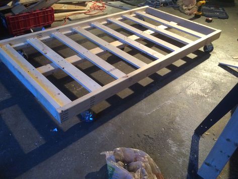 Trundle Beds Diy, Pallet Day Bed, Pipe Bed Frame, Bed Made From Pallets, Roll Out Bed, Pipe Bed, Day Bed Frame, Pallet Daybed, Trundle Bed Frame