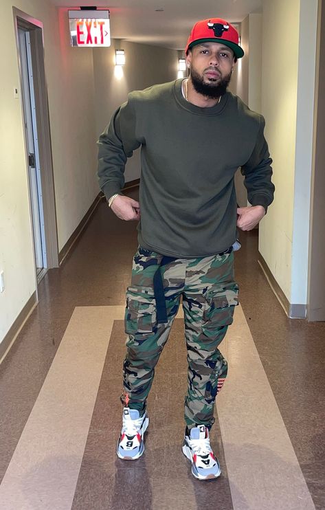 Mens Camo Pants Outfit Men's Fashion, Olive Sweatshirt Outfit, Mens Fashion Graphic Tees, Comfy Fits Men, Mens Fashion 40 Year Old Style Men, Mens Crewneck Sweatshirt Outfit, Men’s Streetwear Fall, Male Drip Outfits, Black Men Fashion Casual Street Style