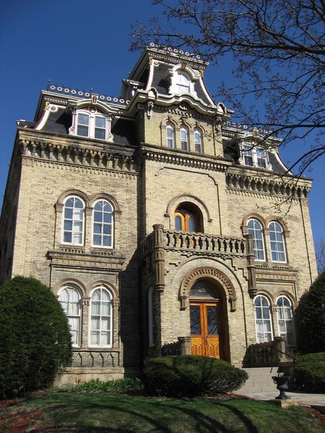 The George Keenan House, Madison, WI 1858 Shihmei Barger Photo: Richard Hurd Before you ask, let me say it: the mansard roof is a l... Bella Goth, Italianate Architecture, Empire House, Exterior Windows, Old Victorian Homes, Roof Ideas, House Facades, Mansard Roof, Gambrel Roof