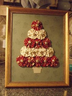 Yo-Yo Christmas Tree by craftypjhart - Cards and Paper Crafts at Splitcoaststampers Yo Yo Christmas Tree, Fabric Yoyo, Natal Country, Shabby Chic Christmas Tree, Shabby Chic Quilts, Yo Yos, Chic Quilts, Shabby Chic Christmas, Yo-yos