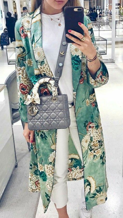 Kimono And Jeans, Look Kimono, Kimono Outfits, Fashion Boards, Restless Sleepers, Hawaii Outfits, Kimono Outfit, Dopamine Dressing, Mode Kimono