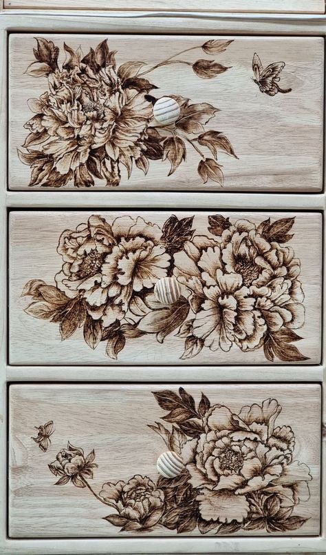 Flower Pyrography, Wooden Spoon Crafts, Pyrography Ideas, Wood Burning Stencils, Wood Burning Techniques, Wood Burn Designs, Pyrography Patterns, Western Crafts, Wood Burning Tool