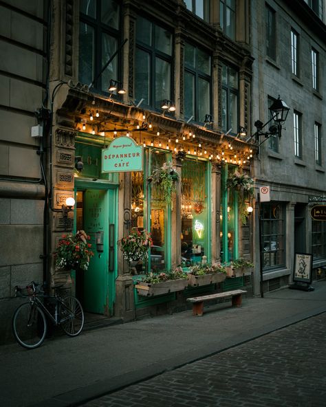 Charming cafe in Old Montreal, Ville-Marie, Québec, Canada Cafe Advertising, Mint And Brown, Old Quebec, Old Montreal, Rail Transport, White Car, America And Canada, Image House, City Skyline