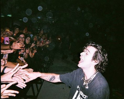 the 1975 fan account <3 (@whoarethe1975) • Instagram photos and videos The 1975 Live, Matty 1975, Mitch Lucker, Iconic Artists, Matthew Healy, Matt Healy, Matty Healy, Concert Aesthetic, Love Band