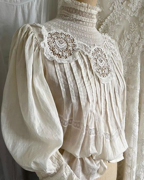 A-MODERNE VINTAGE on Instagram: "🤍Sharing my Edwardian lace blouse c.1905 🕊from my personal collection🕊🤍" Victorian Edwardian Fashion, Edwardian Lace Blouse, Edwardian Shirt Waist, 1910s Outfits, Modern Edwardian Fashion, 1910s Blouse, Edwardian Combinations, Edwardian Tea Gown, September Design