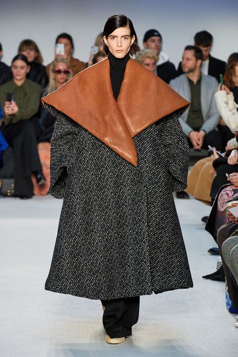 JW Anderson Fall 2020 Ready-to-Wear Fashion Show - Vogue London Fashion Week Runway, Polish Dress, Runway 2020, London Fashion Weeks, Simple Sweaters, Donatella Versace, Runway Trends, Jeremy Scott, Christopher Kane