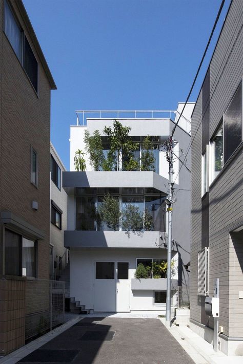 Small Smart House in Tokyo by Tomokazu Hayakawa Architects House In Tokyo, Streamline Moderne Architecture, Japanese Small House, Japan Apartment, Tokyo House, Tokyo Architecture, Japan House Design, Tokyo Apartment, House Tokyo