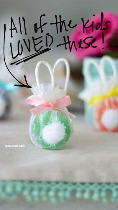 These DIY bunny lollipops are perfect for the kids with this easy idea from Smart School House! Easter will be more fun with these bunny-shaped lollipops in your kids' Easter baskets! See how easy these are to make! Kids love them! #easter #kids #diy #lollipops #howto #spring #easterbasket #homemade Diy Lollipops, Smart School House, Diy Bunny, Easter Snacks, Diy Easter Gifts, Smart School, Easter Goodies, Easy Easter Crafts, Spring Easter Crafts