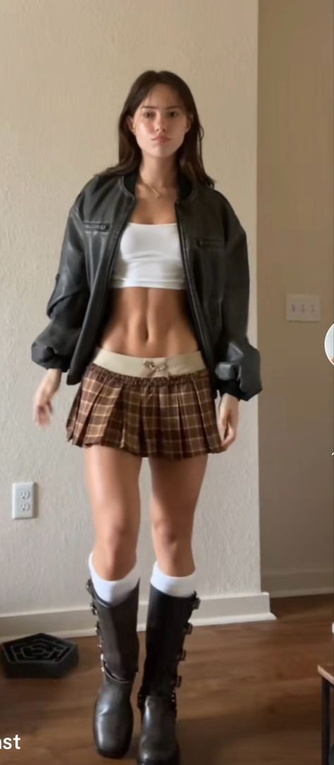 Katelyn Ernst Outfits, Katelyn Ernst, Grey Pleated Skirt, Outfits 2000s, Tumblr Outfits, Punk Outfits, Casual Style Outfits, Lookbook Outfits, Preppy Outfits