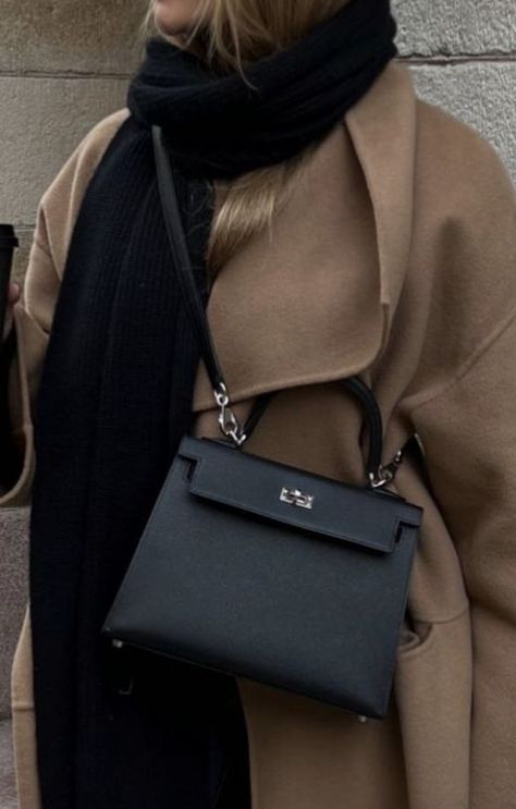 Toteme Coat, La Girl Aesthetic, Neutral Autumn, Spy Outfit, Hermes Kelly 25, Kelly 25, Hermes Kelly Bag, Hermes Shoes, Kelly Bag