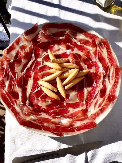 Espectacular plato de Jamon Iberico Iberian Ham, Spanish Ham, Food Safety Training, Spain Food, Culinary Art, Whats For Lunch, Food Display, Spanish Food, Food Safety