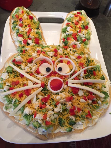 Easter Bunny Veggie Pizza Easter Veggie Pizza, Easter Egg Fruit Pizza Recipe, Easter Bunny Veggie Pizza, Bunny Pizza, Evergreen Gnomes, Pizza Gaina Easter, Rabbit Veggie Tray, Work Party Food, Easter Pizza