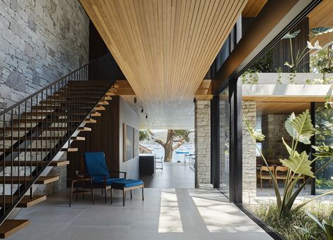 Home Tour | M House by Rama Architects Concrete Home Design, Getaway House, Australian Interior Design, Concrete Home, Internal Courtyard, Interior Design Awards, Open Plan Living, Glass House, Residential Design