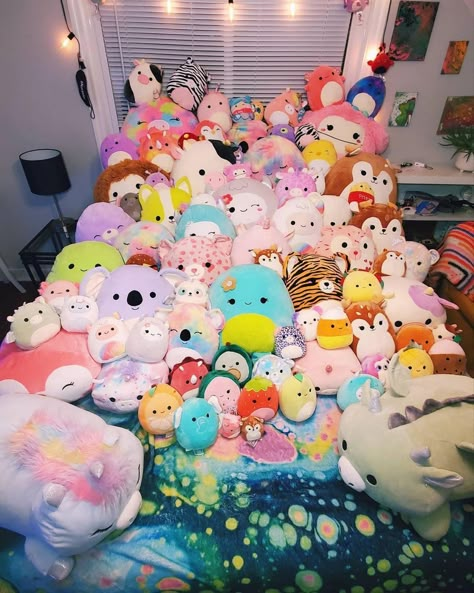 Squishmallows® on Instagram: “Beautiful squad from @squwishmallow! ❤️🌈 #squishmallows #squishmallow #squishmallowsquad #sharemysquad” Aesthetic Squishmallow, Squishmallow Display, Squishmallow Room, Squishmallows Aesthetic, Squishy Mellows, Squishmallow Aesthetic, Desk For Girls Room, Toy Collection Room, Squishmallow Collection