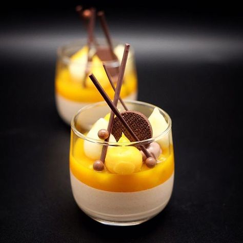 Praline Mousse, Fancy Desserts Presentation, Mango Compote, Almond Praline, Portable Dessert, Mango Chocolate, Antonio Bachour, Fancy Desserts Recipes, Fine Dining Desserts