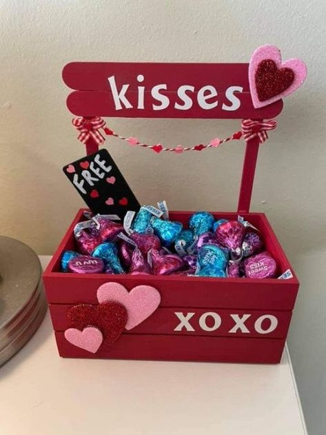 Valentine Wood Crafts, Saint Valentin Diy, Valentines Bricolage, Handmade Aesthetic, Easy Valentine Crafts, Diy Valentine's Day Decorations, Pretty Crafts, Diy Valentine's Day, Valentines Crafts