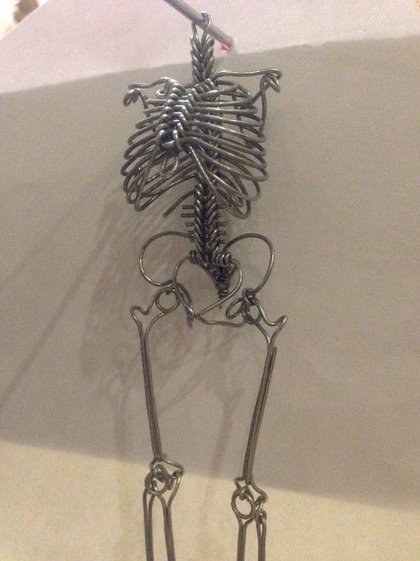 Art Fer, Wire Art Sculpture, Skeleton Art, Diy Wire Jewelry, Wire Work Jewelry, Wire Sculpture, Wire Crafts, Anatomy Art, Wire Art