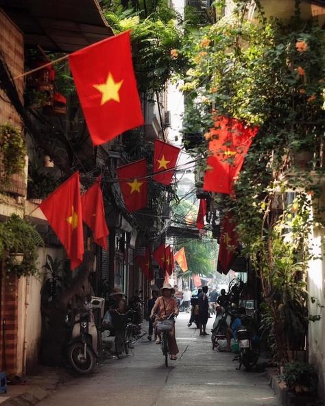 Red and yellow everywhere. Hanoi is celebrating the National Day 2/9 🇻🇳🇻🇳🇻🇳 #vietnam #nationalday #flag #hanoi #street Ho Chi Minh City Vietnam Aesthetic, Hello Vietnam, Vietnam Aesthetic, Vietnam Culture, Vietnam Flag, Vietnam Hanoi, Peaceful Place, Hanoi Vietnam, East Asian