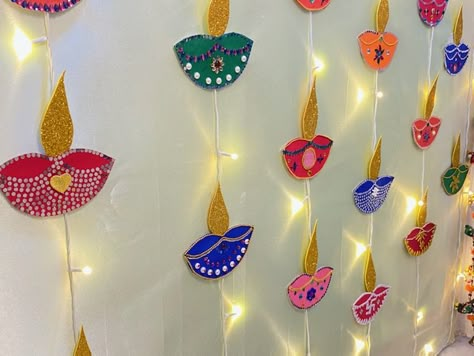 Deepavali Decorations In School, Diwali Backdrop Ideas, Diwali Wall Decoration, Diy Diwali Lanterns, Diwali Craft For Children, Diwali Decoration Lights, Diwali Activities, Diya Decoration, Diwali Decoration Items