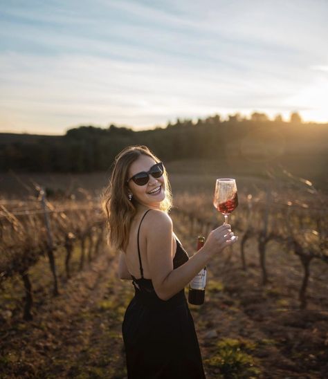 Wine Yard, Vineyard Photography, Wineries Outfit, Wine Vineyards, Italy Pictures, Wine Photography, Selfie Poses Instagram, Valley Girls, Just So You Know