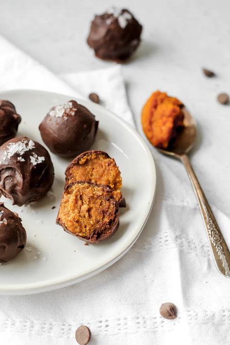 No Bake Pumpkin Balls, Pumpkin And Peanut Butter, Chia Seed Oatmeal, Healthy Peanut Butter Balls, Fun Fall Treats, Pumpkin Peanut Butter, Pumpkin Balls, No Bake Pumpkin, Pumpkin Syrup