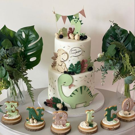 Happy Bday Cake, Baby Dinosaur Party, Dino Birthday Cake, Dinosaur Cakes, Dinosaur Baby Shower Theme, Dinosaur Birthday Theme, Dinosaur Birthday Party Decorations, Dinosaur Birthday Cakes, Boys First Birthday Party Ideas