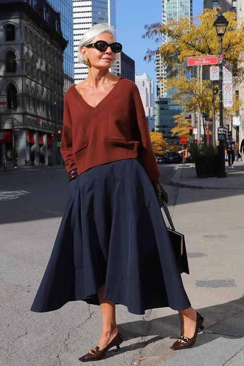 Grece Ghanem Style, Skirt And Jumper Outfit, Skirt Winter Outfit, Jumper Outfits, Grece Ghanem, Women In Their 40s, Navy Midi Skirt, Flamboyant Natural, Skirt Winter