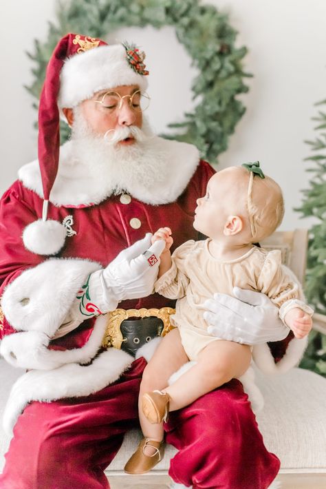 Friendswood, Texas Santa Portraits! - jennaduncan.photography Picture With Santa Ideas, Pictures With Santa Ideas, Santa Portraits, Santa Minis, 2024 Holidays, Friendswood Texas, Pictures With Santa, Photographer Packaging, Santa Wish List