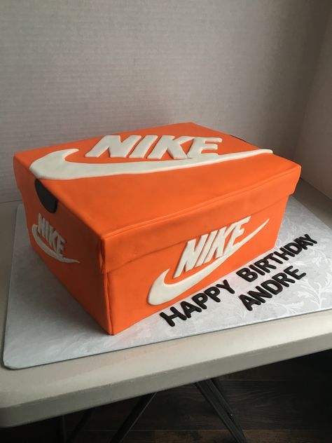 Sneaker Head Cakes, Nike Dunk Cake, Shoe Themed Cake, Nike Shoebox Cake, Shoes Cake For Men, Nike Shoe Birthday Cake, Nike Box Cake, Birthday Cakes For Boys Teenage, Nike Shoe Cake Ideas