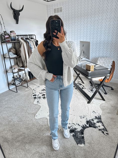 Black Bodysuit With Jeans Outfit, Jeans And Cardigan Outfit Winter, Causal Jean Outfits, Light Straight Jeans Outfit, Black Bodysuit Outfit Jeans, Converse And Jeans Outfit, Black Bodysuit Outfit Casual, Fall Outfits Mom Jeans, Light Wash Jeans Outfit Winter