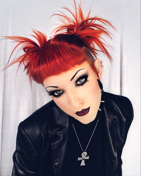 Punk Goth Hairstyle, Punk Space Buns, 90s Alt Hairstyles, 90s Punk Makeup, 90s Punk Hair, Spiky Pixie Haircut Spikes, Short Hair Choppy, Spiky Pixie Haircut, Layered Hair Short