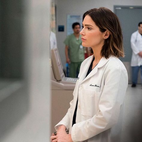 Janet Montgomery no Instagram: “It’s my birthday and I am also on your tv’s tonight. Today is the best day ever. #nbc #newamsterdam #damfam #bloom” Lauren Bloom New Amsterdam Hair, Dr Bloom New Amsterdam Hair, Dr Lauren Bloom, Janet Montgomery Hair, Janet Montgomery New Amsterdam, Dr Bloom New Amsterdam, Lauren Bloom, Janet Montgomery, Today Is The Best Day