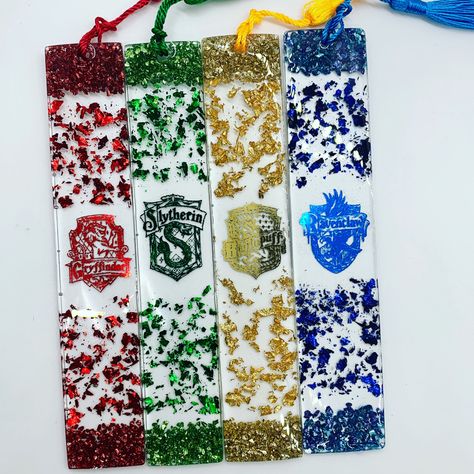 Harry Potter Resin, House Symbol, Diy Resin Gifts, ميدالية مفاتيح, Resin Bookmarks, Harry Potter House, Creative Bookmarks, Diy Resin Projects, Diy Bookmarks