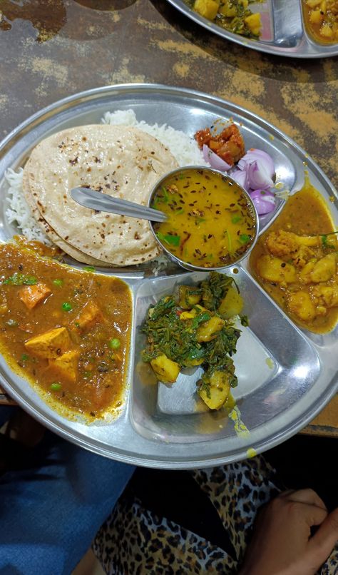 Lunch Thali Indian, Indian Fast Food, Delicious Food Image, Vegetarian Fast Food, Vegetarian Snacks Recipes, Tasty Recipes Videos, Food Drink Photography, Desi Food, Healthy Homemade Recipes