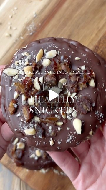 Christine McMichael on Instagram: "HEALTHY SNICKERS ✨ Follow @jar.of.lemons for more healthy recipe ideas! These are SO good! If you’re craving snickers bars, this easy protein snack is perfect for keeping on hand. I always love making a bunch of these and keeping them in the freezer for the week ahead! Here’s how to make the recipe:
⠀⠀⠀⠀⠀⠀⠀⠀⠀
- rice cake
- 1 Tbsp creamy peanut butter
- 1 Tbsp vanilla yogurt
- 1/2 Tbsp vanilla protein powder
- 2-3 Tbsp dark chocolate chips
- 1/2 tsp coconut oil
- flaky sea salt
- chopped peanuts
- chopped dates
⠀⠀⠀⠀⠀⠀⠀⠀⠀
Mix the yogurt and protein powder together. Top each rice cake with peanut butter and yogurt mixture, then place in the freezer for about 10-15 minutes. Meanwhile, melt the chocolate chips and coconut oil. Top the rice cakes with the choco Peanut Butter Rice Cake Ideas, Rice Cake Protein Snacks, Rice Cake With Peanut Butter, Yogurt And Protein Powder, Macro Snacks, Easy Protein Snacks, Healthy Snickers, Jar Of Lemons, Chopped Dates