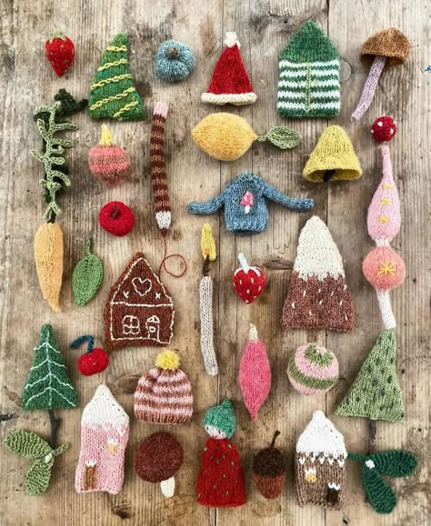 Knit Ornament Pattern, Knit Christmas Ornaments, Knitting Club, Christmas Tree Toy, Crochet Goodies, Holiday Crochet, My Desk, Into The Woods, Christmas Decorations Ornaments