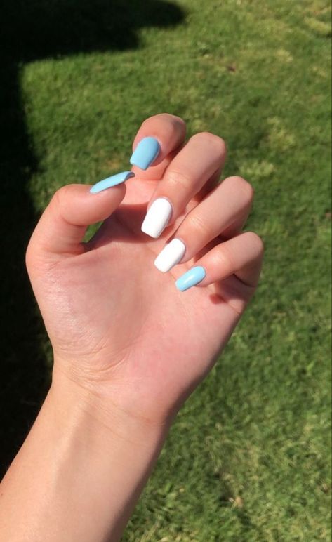 Blue Or White Nails, Blue And White Nail Ideas Simple, Blue And White Simple Nails, Cute White Summer Nails, White And Blue Short Nails, Baby Blue And White Acrylic Nails, White And Baby Blue Nails Acrylic, Summer Nails White And Blue, Simple Baby Blue Nails