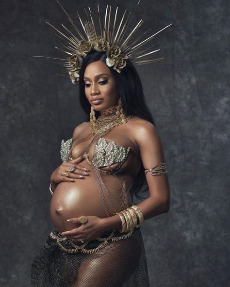 20 Stunning Maternity Photos you Should Totally Recreate! - Perfete Diy Boudiour Photoshoot Plus Size Bed, Goddess Maternity Shoot Black Women, African Maternity Shoot Ideas, African Maternity Shoot, Goddess Maternity Shoot, Black Women Maternity Shoot, Maternity Shoot Black Women, Maternity Shoot Ideas, African Maternity