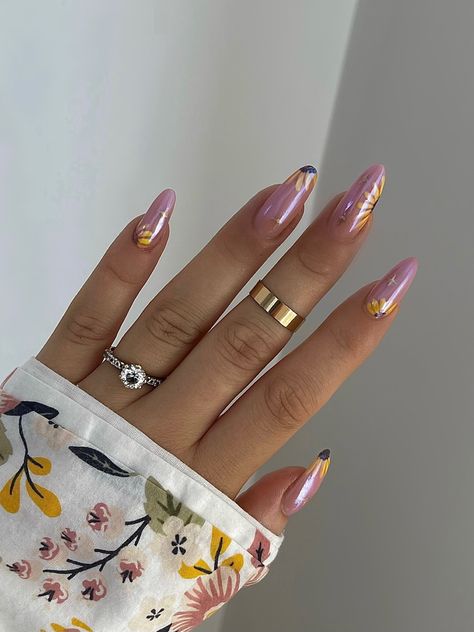 Chrome Flower Nails, Sunflower Nails Design, Minimal Nails Art, Sunflower Nails, Minimal Nails, Floral Nails, Flower Nails, Nails Design, Nails Art