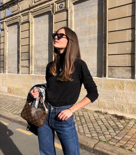 Tas Vintage, Style Parisienne, Quoi Porter, Street Style Parisian, Bootcut Jean, Boyfriend Jean, Casual Hairstyles, Luxury Bag, Cool Fashion