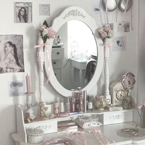 Balletcore Bedroom, Desk Coquette, Hairstyles Bows, Coquette Vanity, Coquette Room, Cute Coquette, Nails Cute, Bedroom Decorations, Coquette Pink